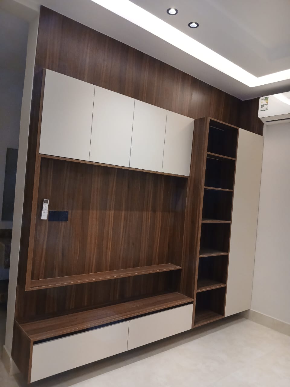 وحدة تلفزيون خشبية عصرية