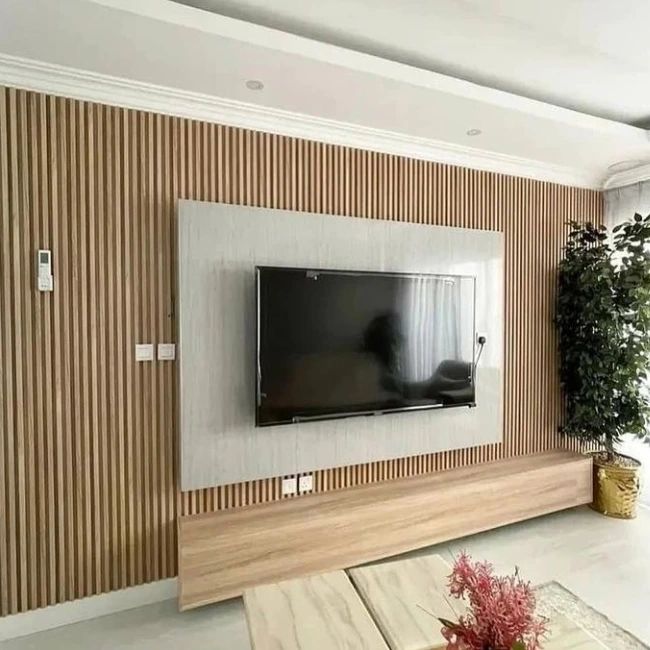 جدار تلفزيون مع ألواح خشبية عمودية