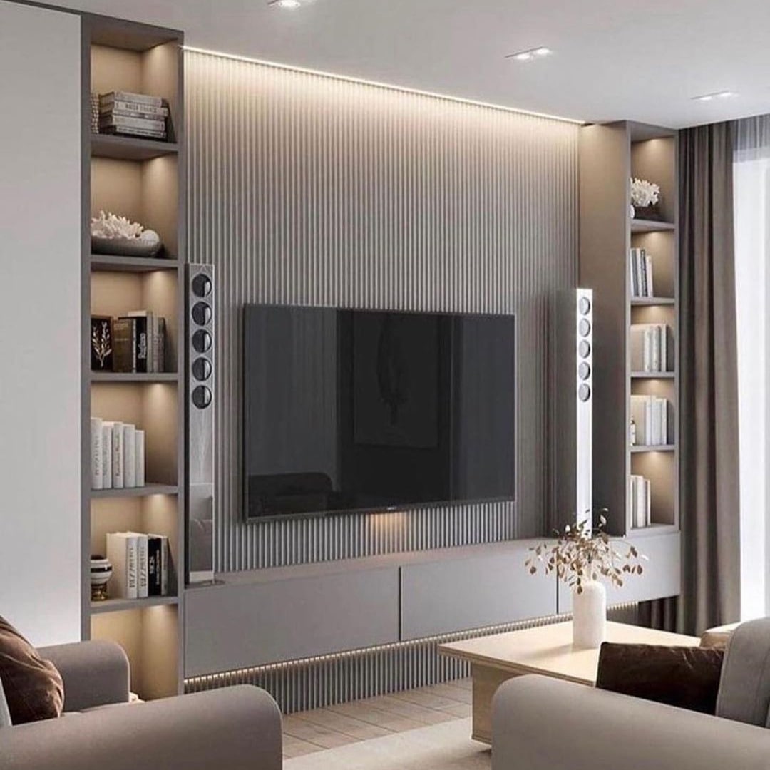 غرفة معيشة فاخرة مع أرفف مضيئة