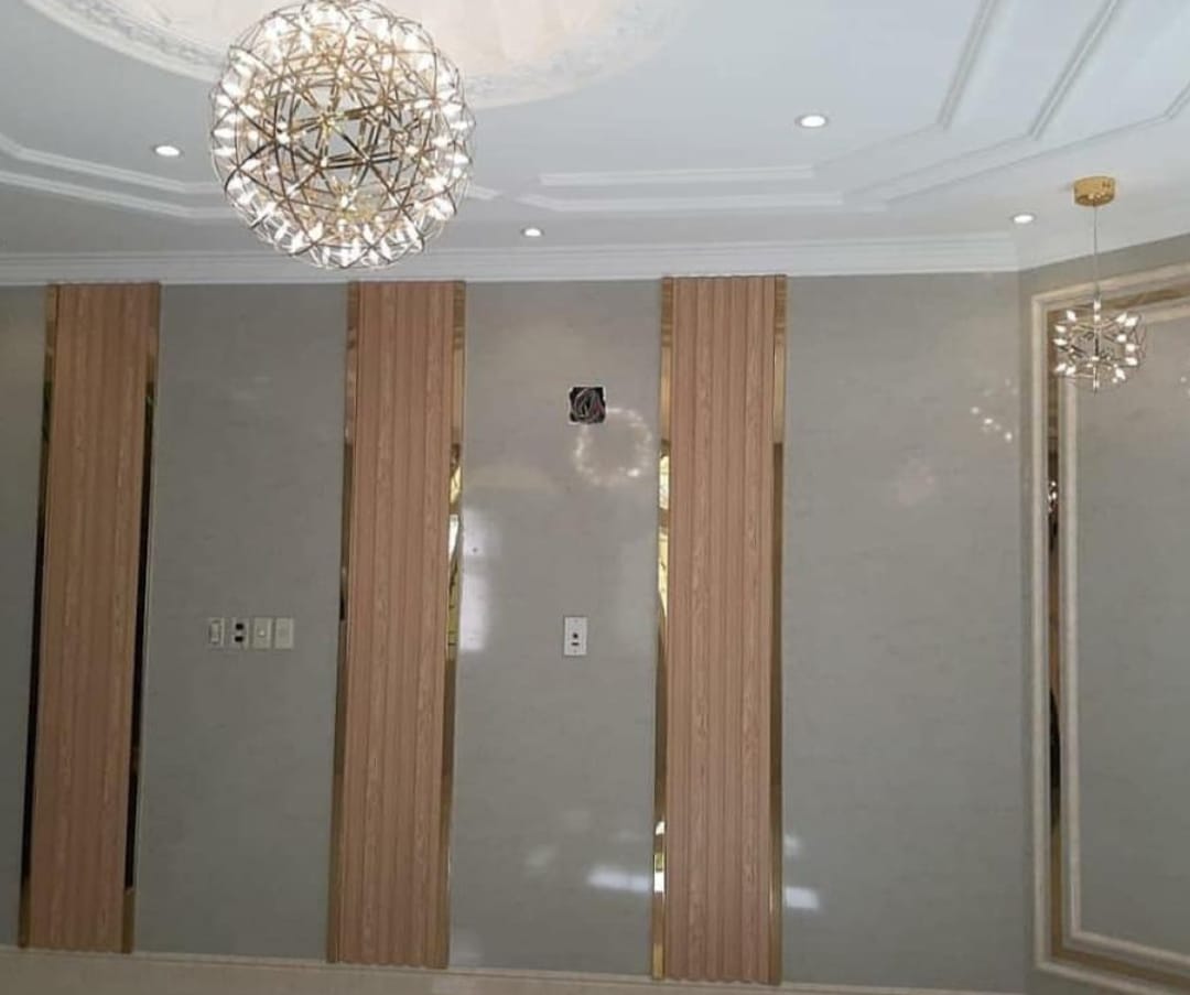 مدخل فاخر بثريا كريستالية وألواح خشبية