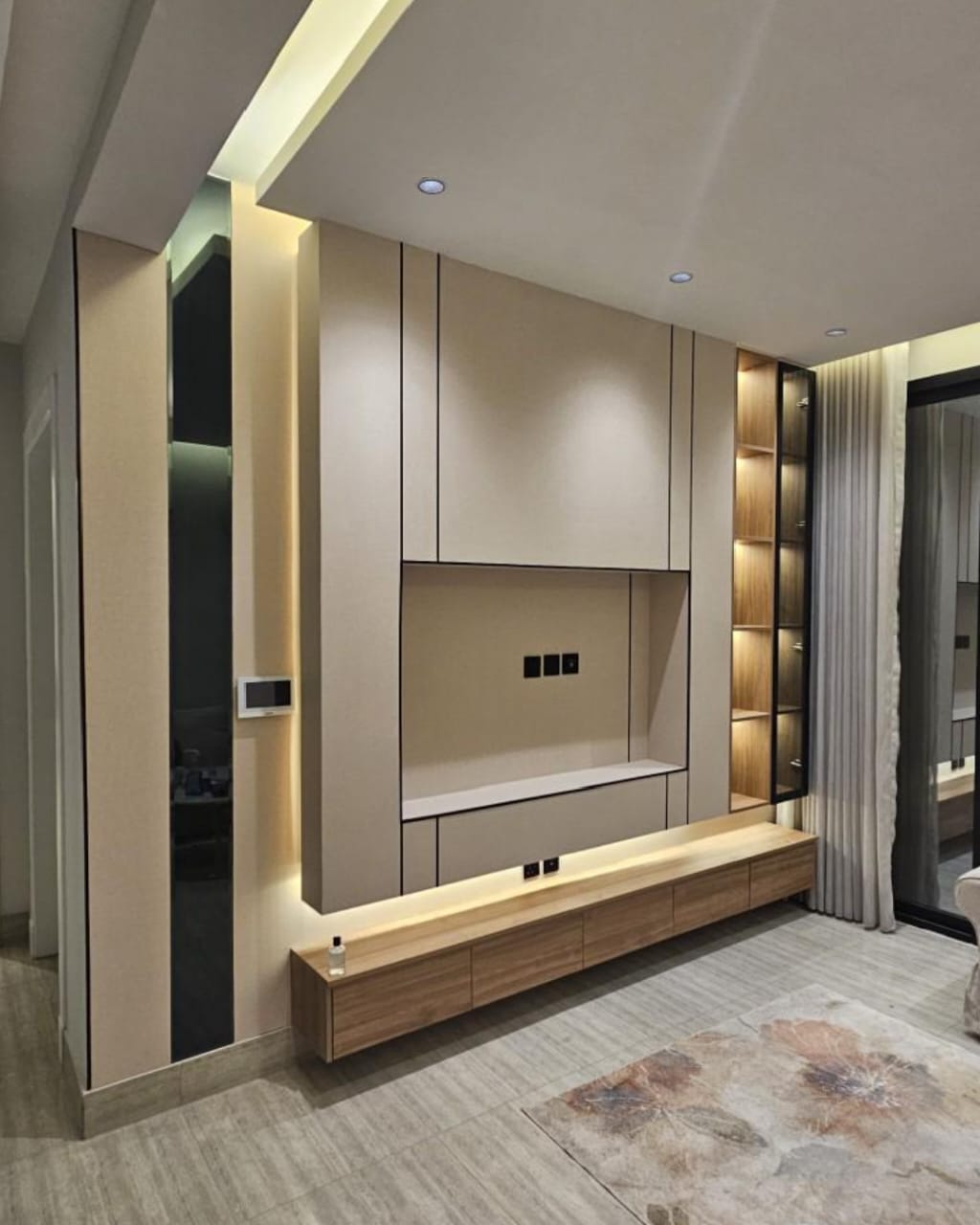 غرفة معيشة مع جدار تلفزيون عصري